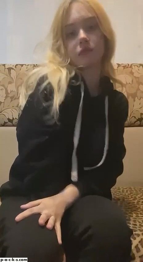 Blonde chick loves to play with her comb #li8qDbSZ